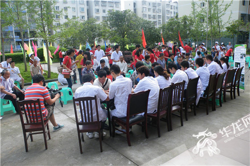 义诊活动在社区。天台社区供图 华龙网发.JPG