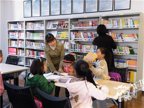 志愿者指导小朋友阅读科普书籍。天台社区供图 华龙网发.JPG