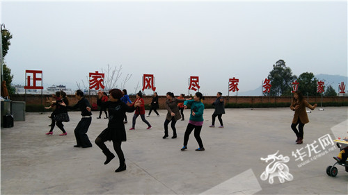 “坝坝舞”正能量宣传是志愿者必修功课之一。天台社区供图 华龙网发.jpg