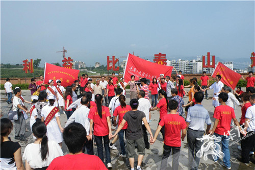 志愿者与社区居民联欢。天台社区供图 华龙网发.jpg